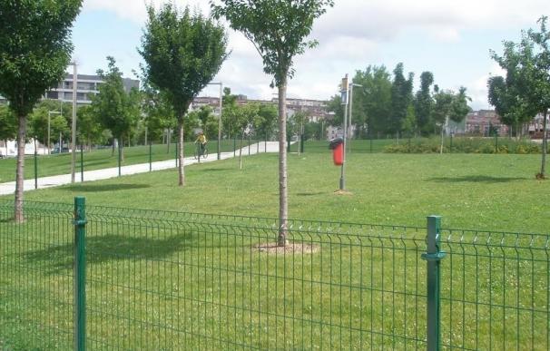 Pamplona alcanza las 29 zonas de esparcimiento canino tras la apertura de una nueva en el parque de Ilargienea