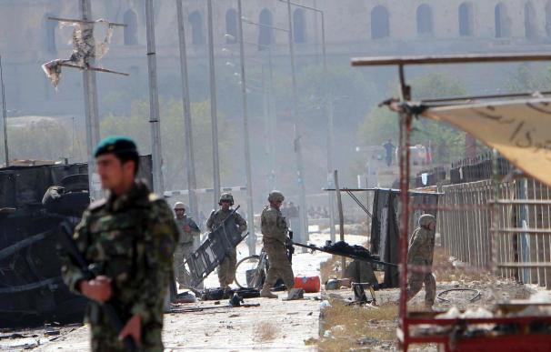 Mueren cuatro afganos y trece soldados de la OTAN en un ataque suicida en Kabul