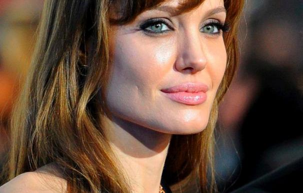 Angelina echa el freno en "The Tourist", respira hondo y se pone femenina