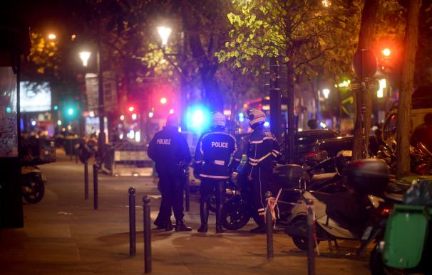 Explosiones, tiroteos y rehenes en varios atentados simultáneos siembran el caos en Paris