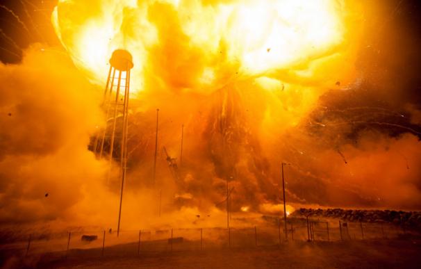 Imagen del cohete Antares pocos segundos después de la explosión que acabó con su vuelo pocos segundos después de despegar. (NASA)