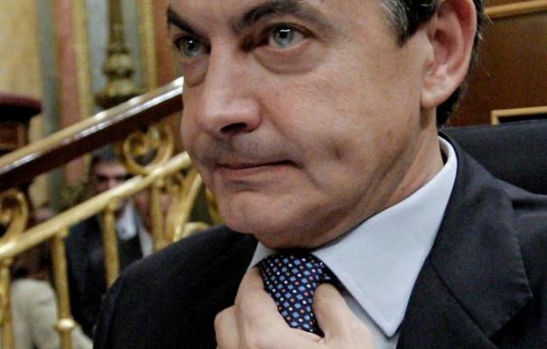Zapatero anuncia rebajas fiscales y la privatización de Barajas y el Prat