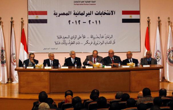 Los partidos islamistas arrasan en las urnas y controlan tres cuartos del Parlamento egipcio