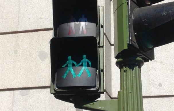 Madrid instala permanentemente semáforos igualitarios, paritarios e inclusivos que se extenderán por 21 municipios
