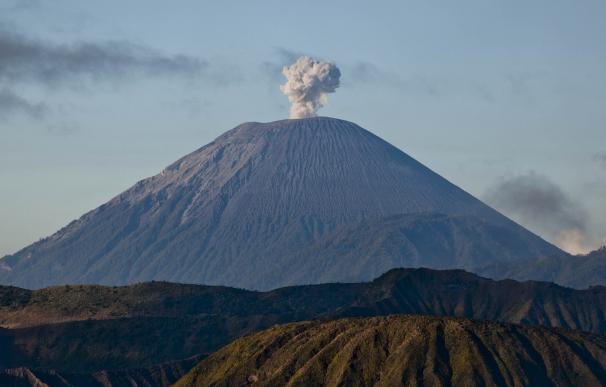 La erupción del volcán Rinjani obliga a cerrar el aeropuerto Internacional Ngurah Rai en Bali