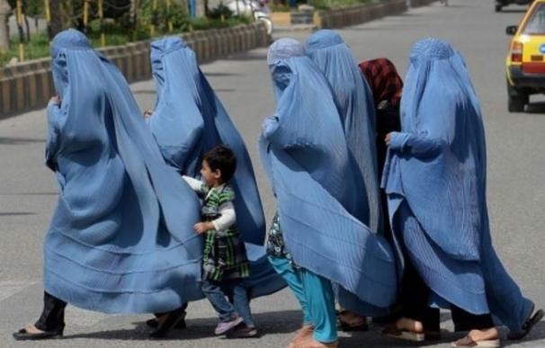 Mujeres afganas con burka, caminan en grupo / AFP