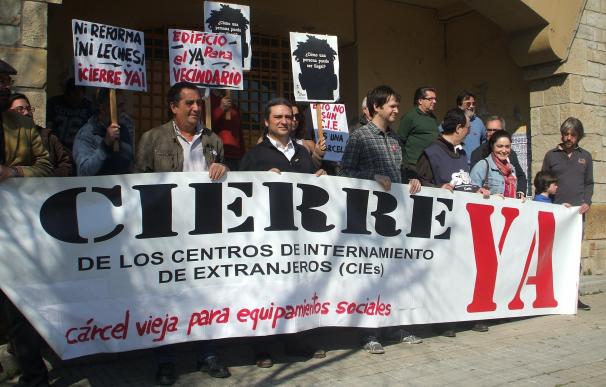 Una ONG se queja ante el juez y ante el Defensor del Pueblo de trato "inhumano" a internas del CIE de Algeciras