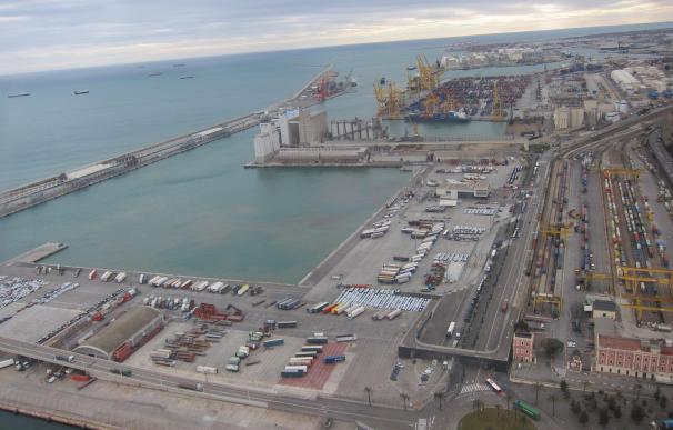 Los buques de carga aplazan hasta el martes su parada en Barcelona por la huelga de la estiba
