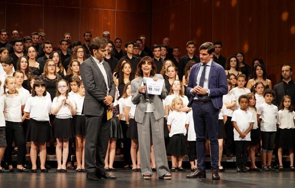 Los coros del Teatro Principal cierran la temporada entregando una donación de 5.700 euros a Unicef