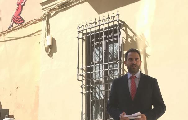 El PSOE pide a De la Torre que retire los mosaicos de Invader de los espacios protegidos como BIC