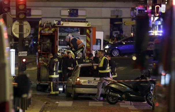 Al menos 30 muertos en un tiroteo y tres explosiones en París