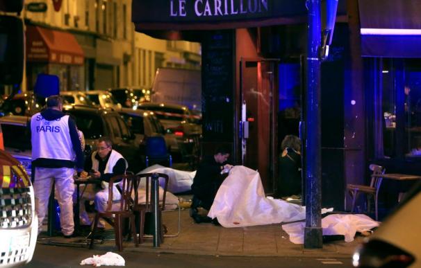 Al menos 30 muertos en un tiroteo y tres explosiones en París