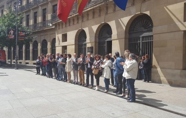 Representantes políticos se concentran en Pamplona en repulsa por el atentado en Londres