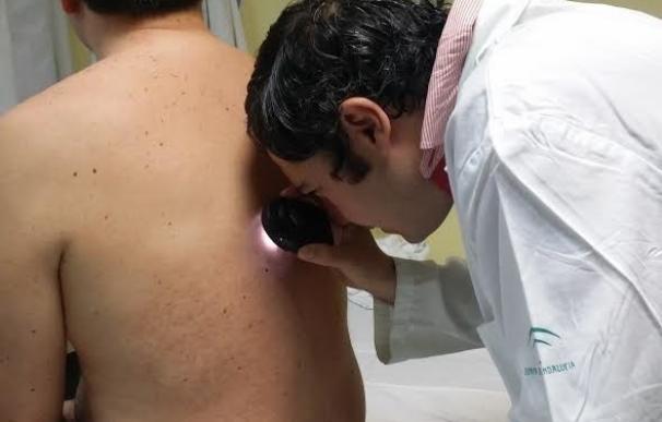 Dermatólogos de los hospitales de Puente Genil y Valle del Guadiato se suman a la campaña del 'Euromelanona'