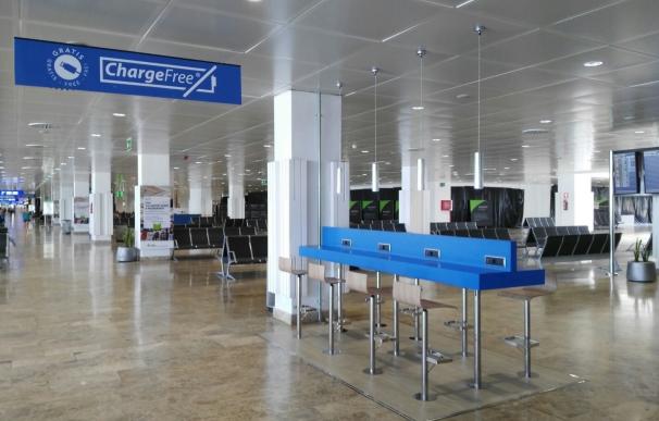 El aeropuerto de Palma cuenta con una treintena de zonas de recarga para dispositivos electrónicos
