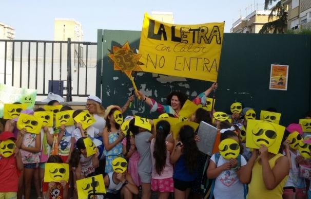 Ropa veraniega y sombrillas en las puertas de los colegios para protestar por el calor "insostenible"