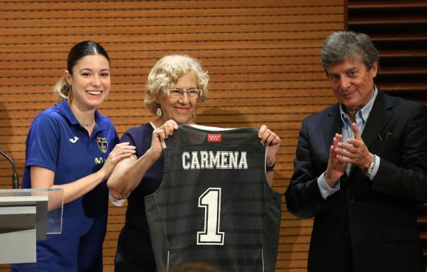 Carmena celebra ascenso a primera del Estudiantes Femenino y promete "lo posible e imposible" para que el club continúe