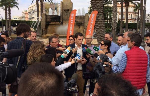 Rivera atiende a los medios en su visita, este domingo, a Melilla.