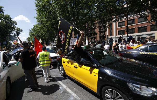 Una multitudinaria manifestación de taxistas clama ante el Congreso contra las plataformas como Uber o Cabify