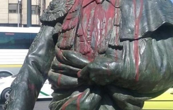 Detenidas dos mujeres acusadas de echar pintura roja a una escultura del torero 'Frascuelo'