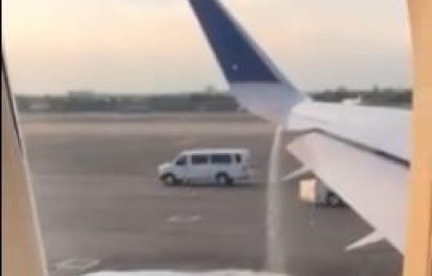 La última de United Airlines: Graba una fuga de combustible antes de despegar