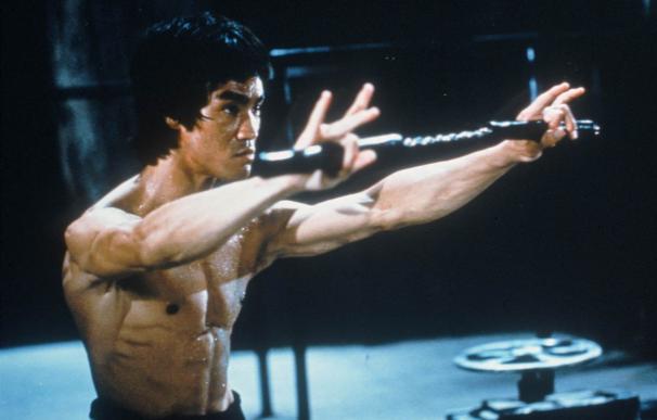 Bruce Lee con los nunchakus que ayudó a popularizar. (Getty Images)