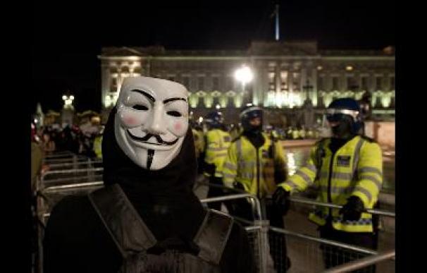 Las calles de Londres se llenan de máscaras de Anonymous en una noche de revueltas