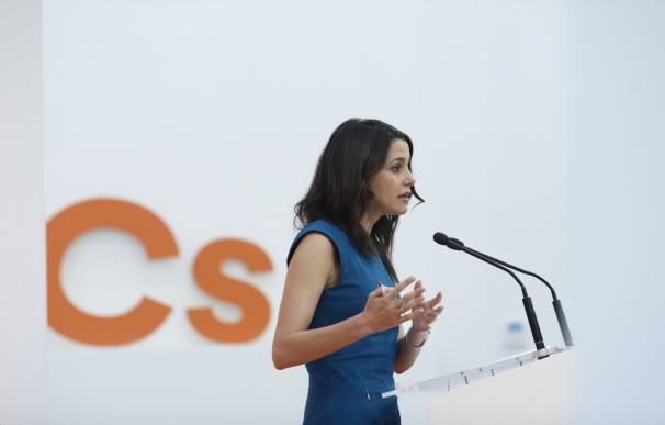 Arrimadas rechaza el debate sobre la plurinacionalidad y denuncia los "bandazos y contradicciones" del PSOE