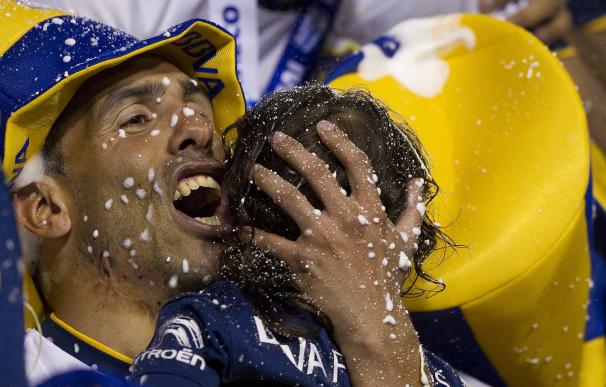 Boca Juniors' forward Carlos Tevez celebrates whil