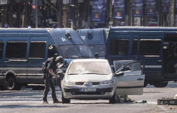 Agentes de policía galos participan en una operación en la céntrica avenida de los Campos Elíseos, donde un coche ha impactado contra un furgón de la Gendarmería francesa, en París, Francia, hoy, 19 de junio de 2017. EFE/CHRISTOPHE PETIT TESSON