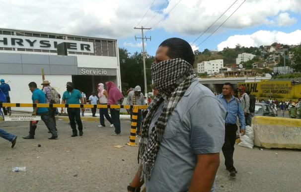 Maestros atacan sede del PRI y se enfrentan con la policía de Guerrero