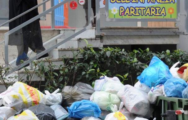 El Ejército italiano recoge 1.200 toneladas de basura de las calles de Nápoles