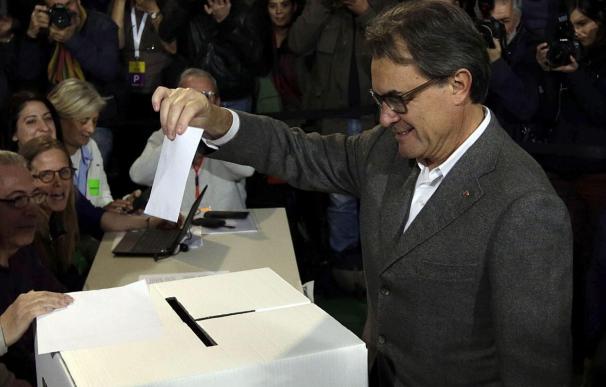 El presidente de la Generalitat, Artur Mas, votando el 9-N en la Scola Pia de Balmes