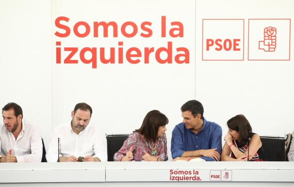 Pedro Sánchez, a la espera de que Rajoy le convoque en Moncloa para hablar de cuestiones de Estado