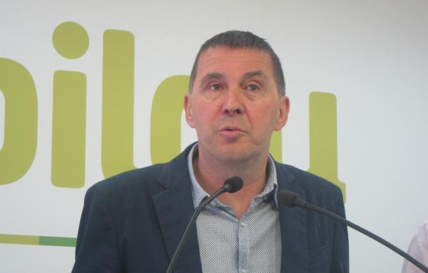Otegi dice que, mientras Puigdemont "pone urnas" por la autodeterminación, Urkullu "apoya" al Gobierno que lo prohíbe