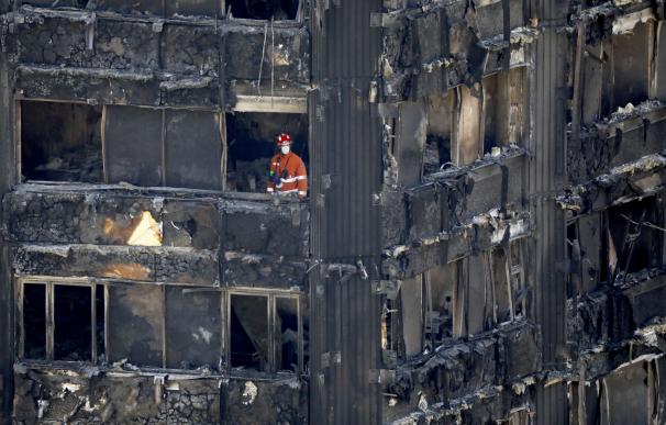 La Policía aumenta a 79 los muertos en el incendio del edificio de Londres