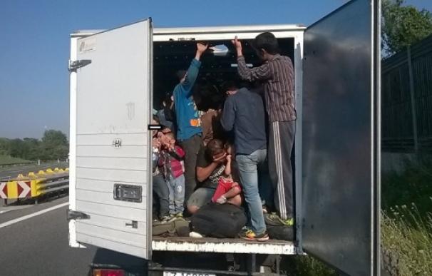 Imagen de archivo de un grupo de refugiados agolpados dentro de un camión (Foto: AFP)