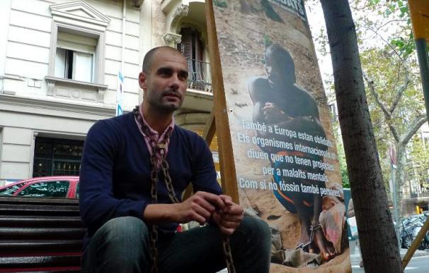 Guardiola posa encadenado para una promoción de un documental sobre enfermos mentales