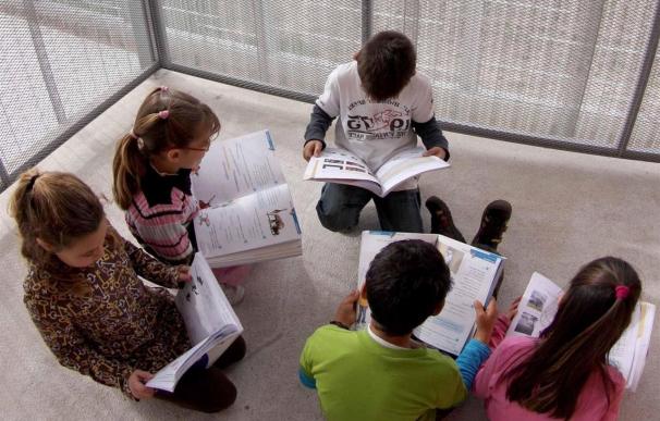 Un grupo de niños estudia con unos libros