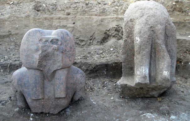 Descubren dos estatuas en un templo del faraón Amenhotep III en Luxor