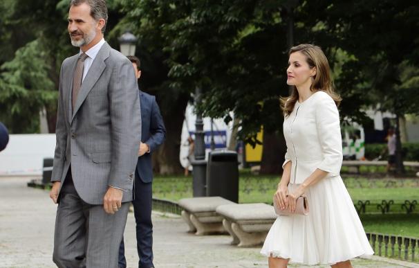 Los Reina Letizia aparece de lo más elegante con look en blanco en el Museo del Prado
