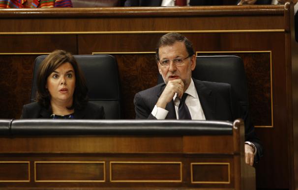 El presidente del Gobierno, Mariano Rajoy, con la vicepresidenta, en un pleno del Congreso.