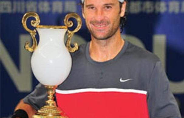 Carlos Moyà celebra su título y el número uno en Chengdu (China)