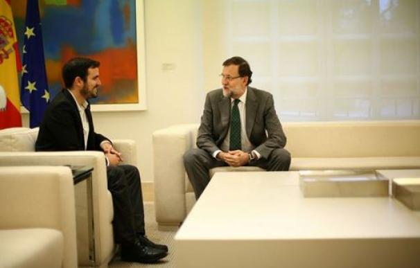Alberto Garzón, con Mariano Rajoy, este lunes en La Moncloa.