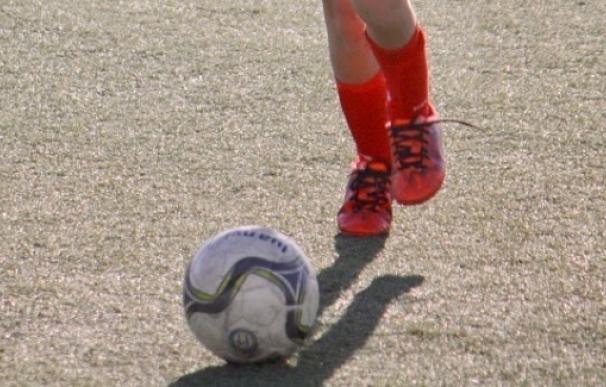 Los niños que practican fútbol habitualmente mantienen mejor la atención, según una investigación