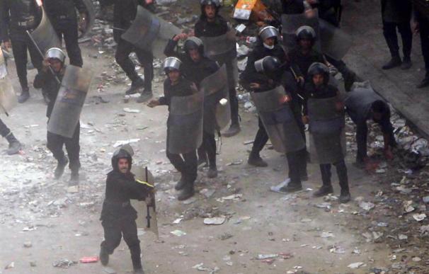 Los manifestantes egipcios siguen desafiando al poder militar
