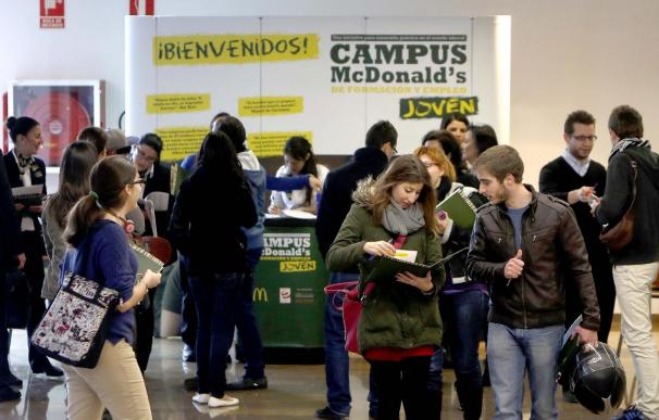 Varios jóvenes consultan información en el Campus McDonald's de Formación y Empleo Joven, una iniciativa que busca orientar a los jóvenes en la búsqueda de trabajo.