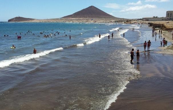 Vuelven a abrir al baño la playa de El Médano (Tenerife)