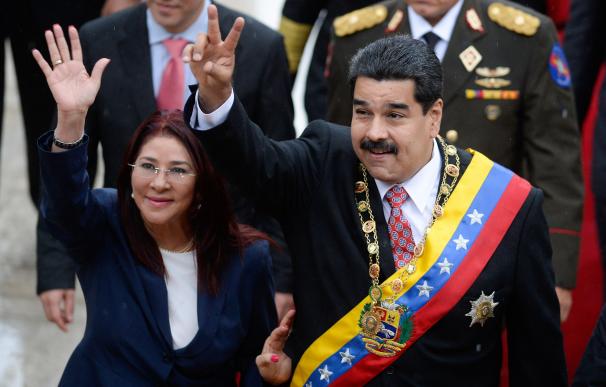 (FILES) Venezuelan President Nicolas Maduro (R) an