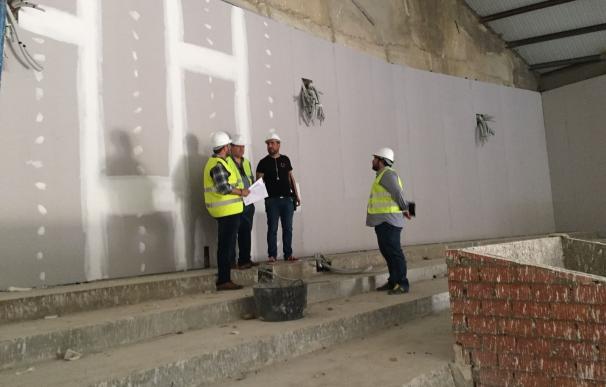 El alcalde de Lora del Río visita las obras de restauración del Teatro-Cine Goya